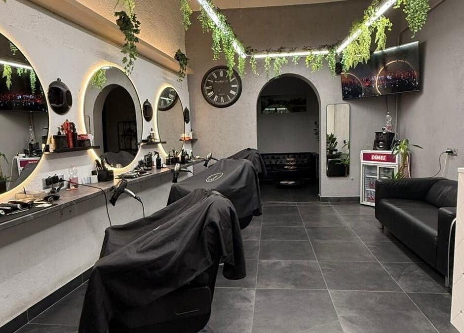 Modern fodrászat a Mensalonban, Budapest, Magyar, HU. Elegáns belső növényekkel és tükrökkel.