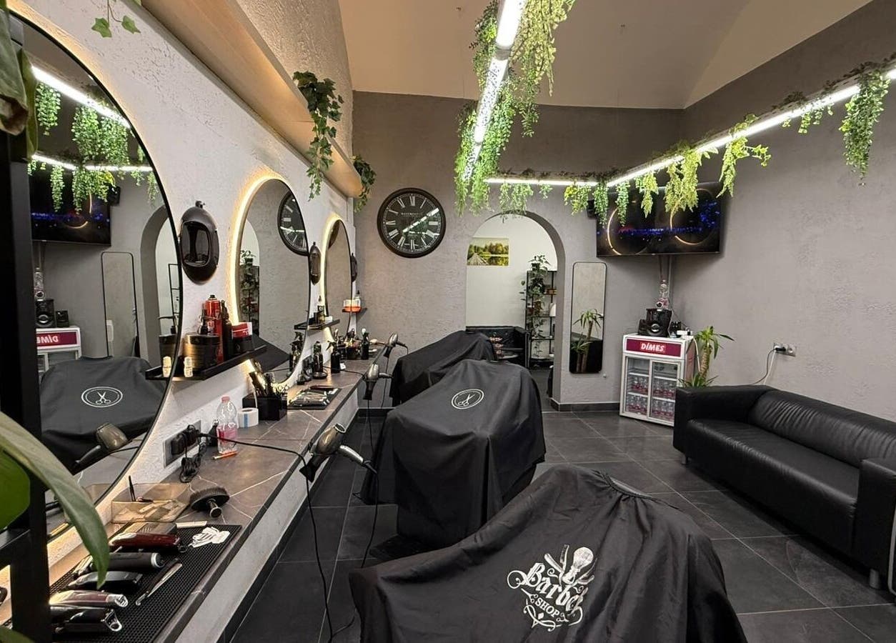 Modern berendezésű Mensalon szalon Budapest szívében, Magyarország, stílusos és barátságos környezet.