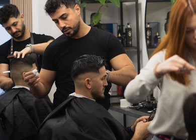 Fodrászok dolgoznak a Mensalon szépségszalonban, Budapest, Magyar, HU.