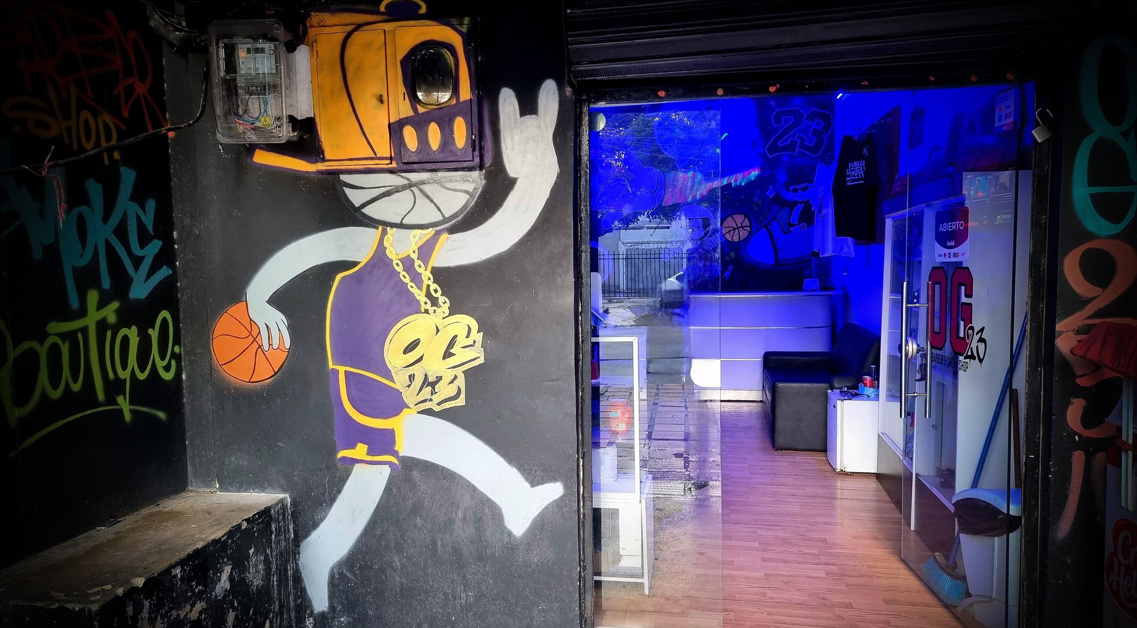 Mural de baloncesto en la entrada de OG23, Barranquilla, Atlántico, CO, con colores vibrantes y decoración moderna.