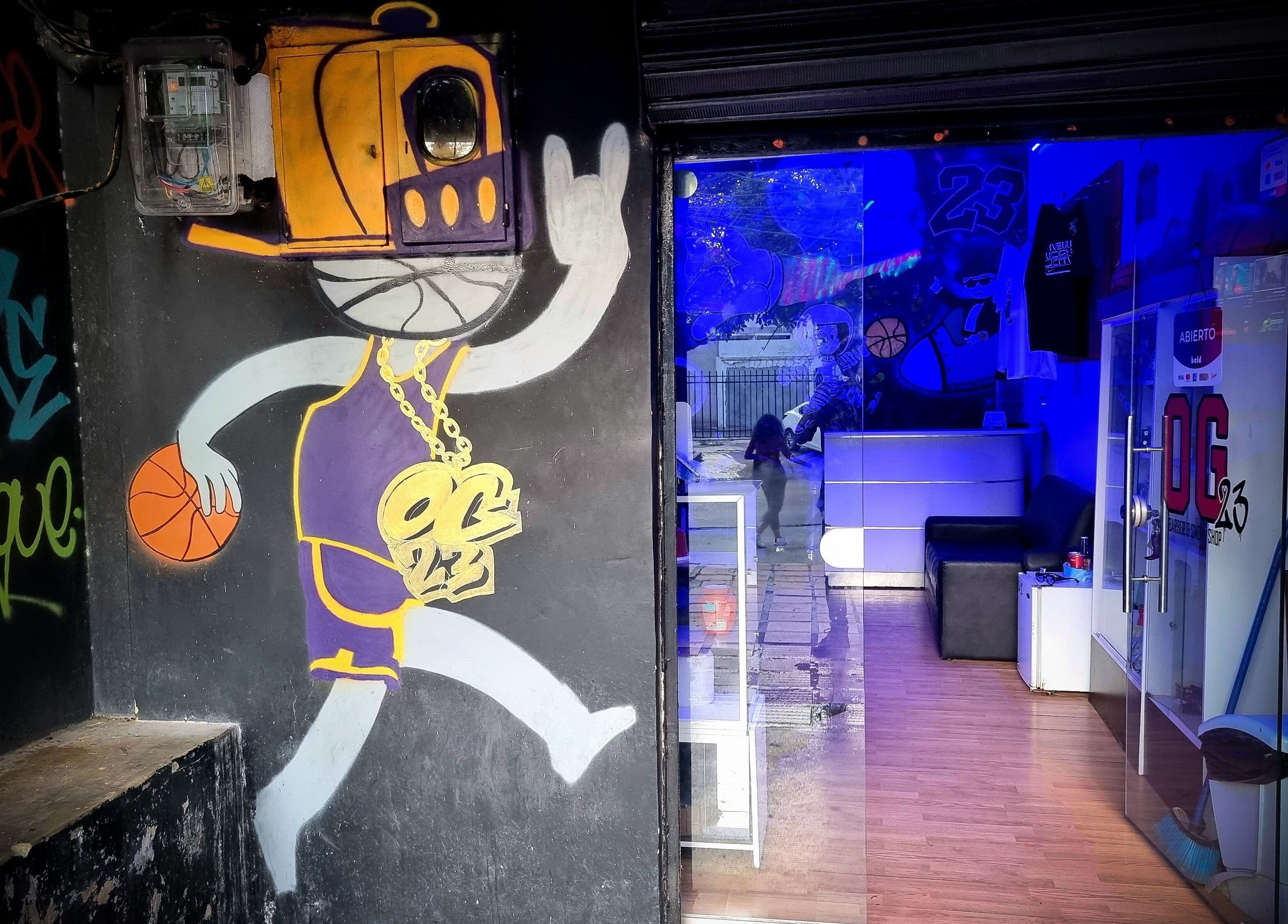 Entrada vibrante a OG23 con arte urbano en Barranquilla, Atlántico, CO.