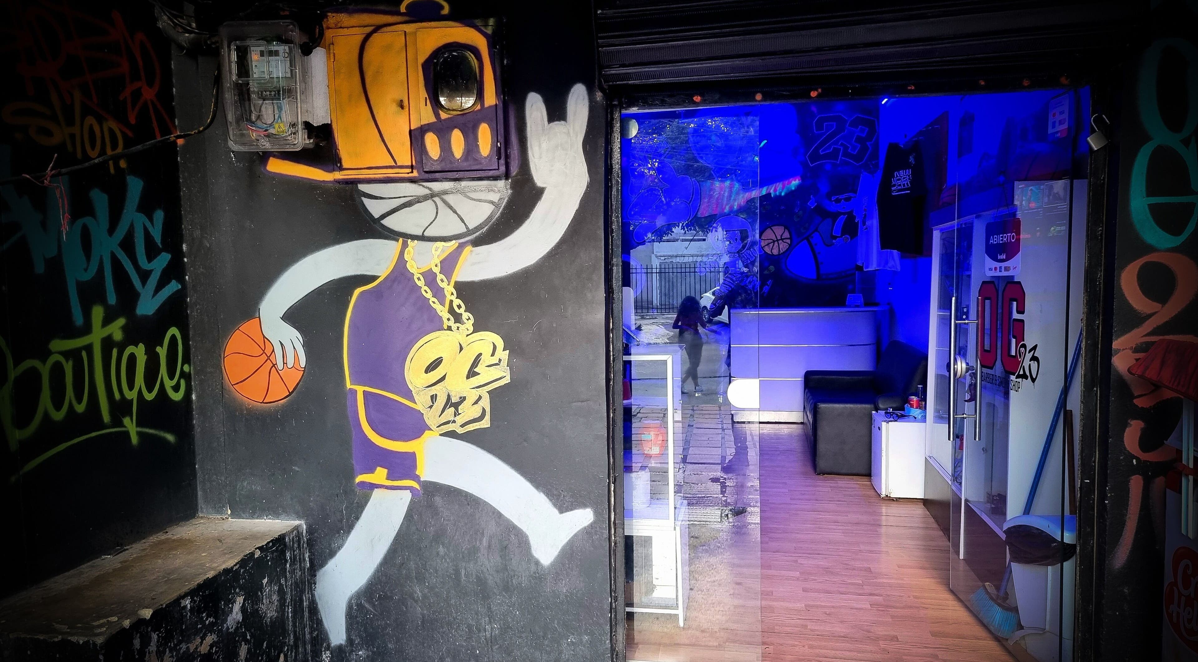 Entrada vibrante a OG23 con arte urbano en Barranquilla, Atlántico, CO.