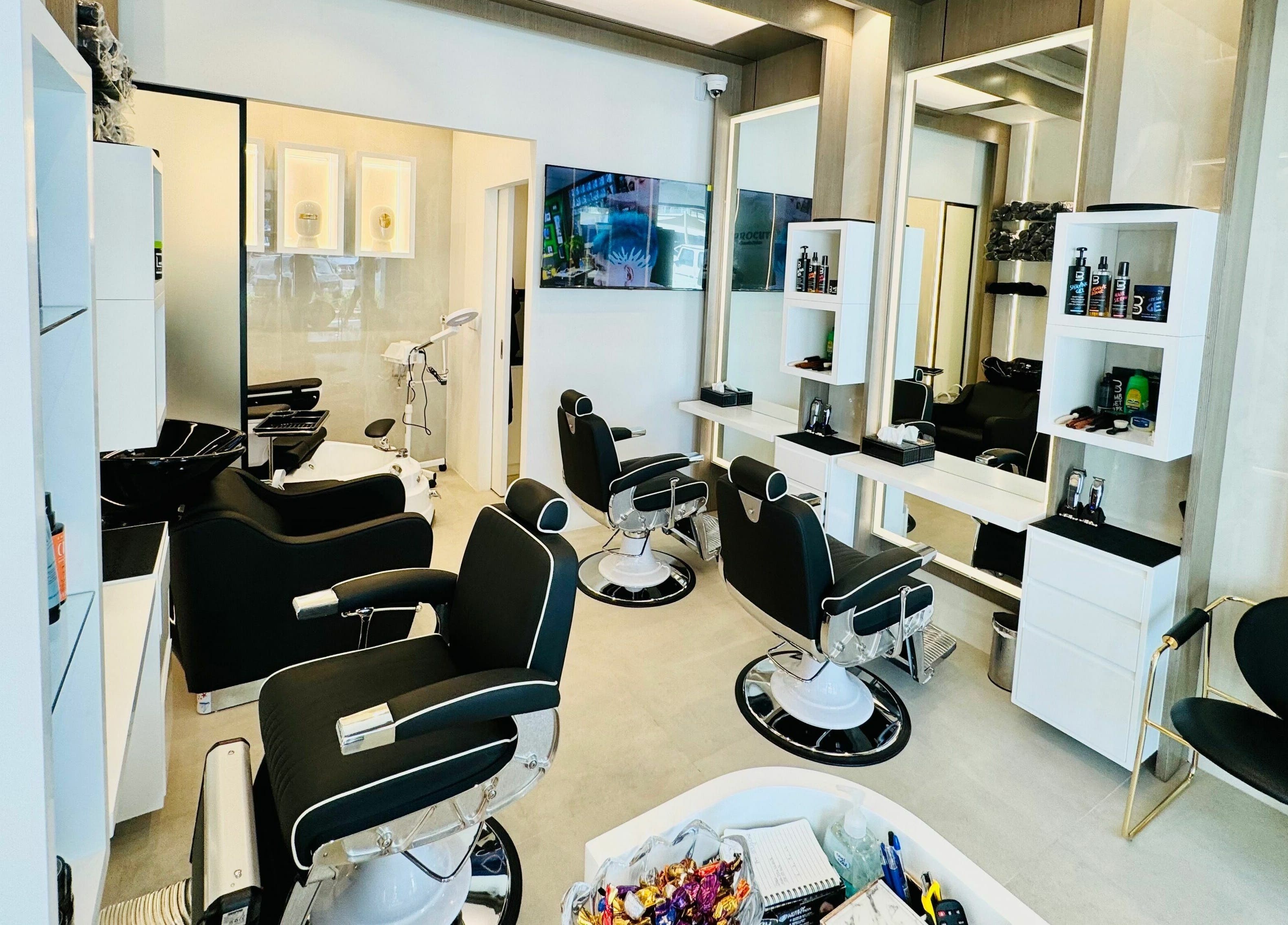 Sleek interior of Procut Gents Salon in دبي, دبي, AE, showcasing modern barber chairs and styling stations.
