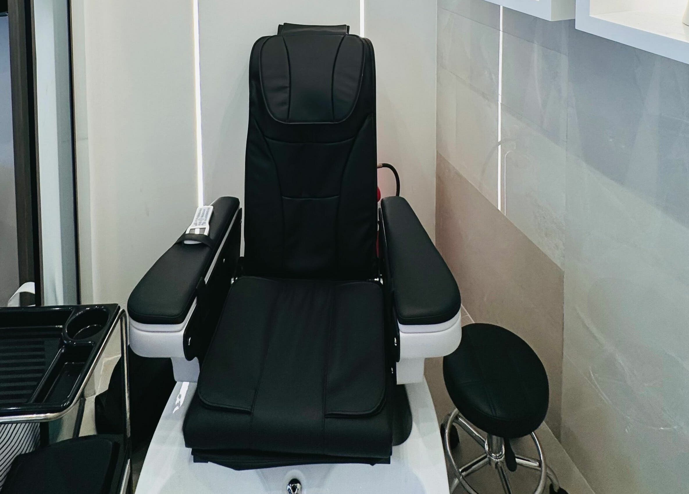 Luxurious salon chair at Procut Gents Salon, دبي, دبي, AE, offers premium comfort for grooming services.