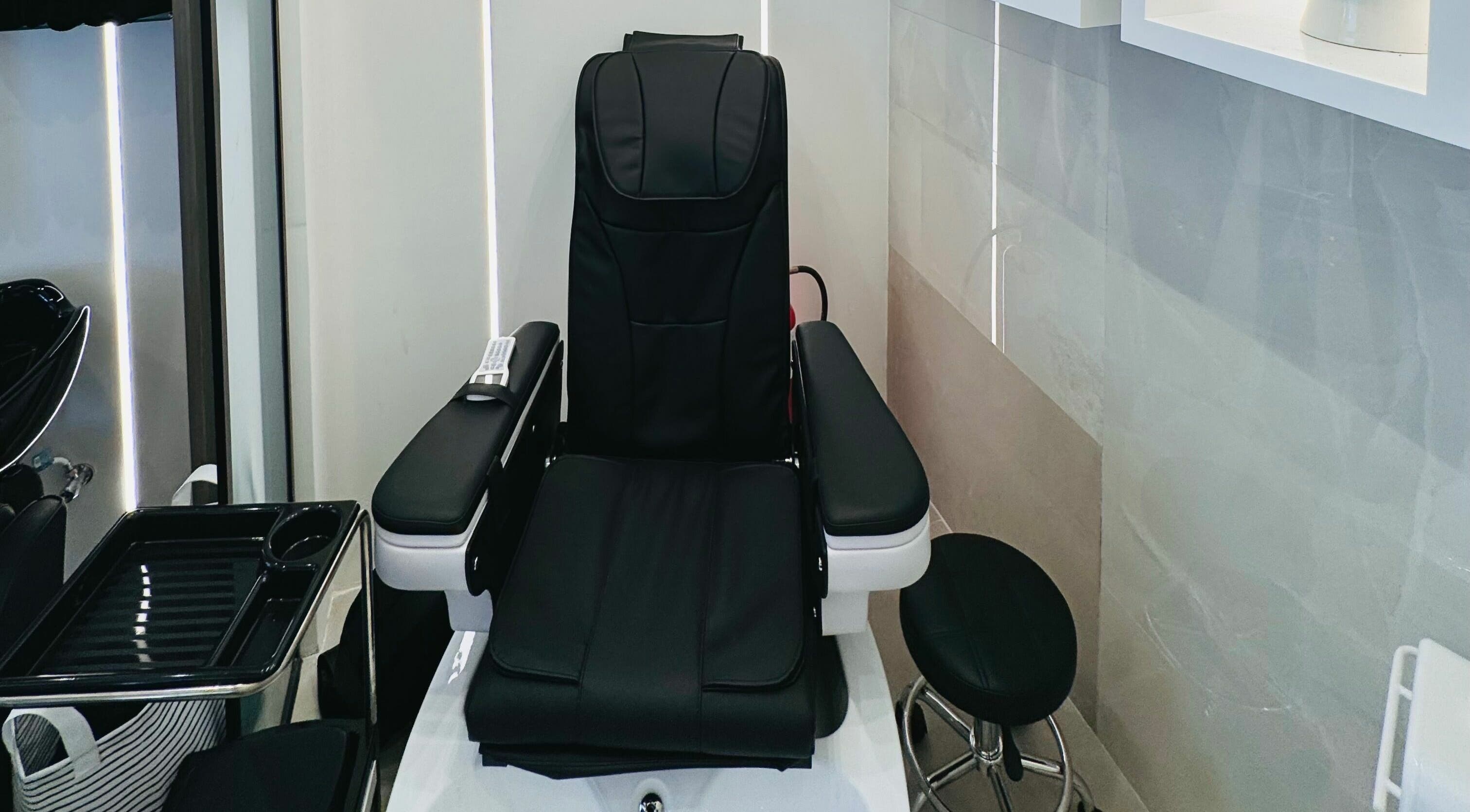 Luxurious salon chair at Procut Gents Salon, دبي, دبي, AE, offers premium comfort for grooming services.