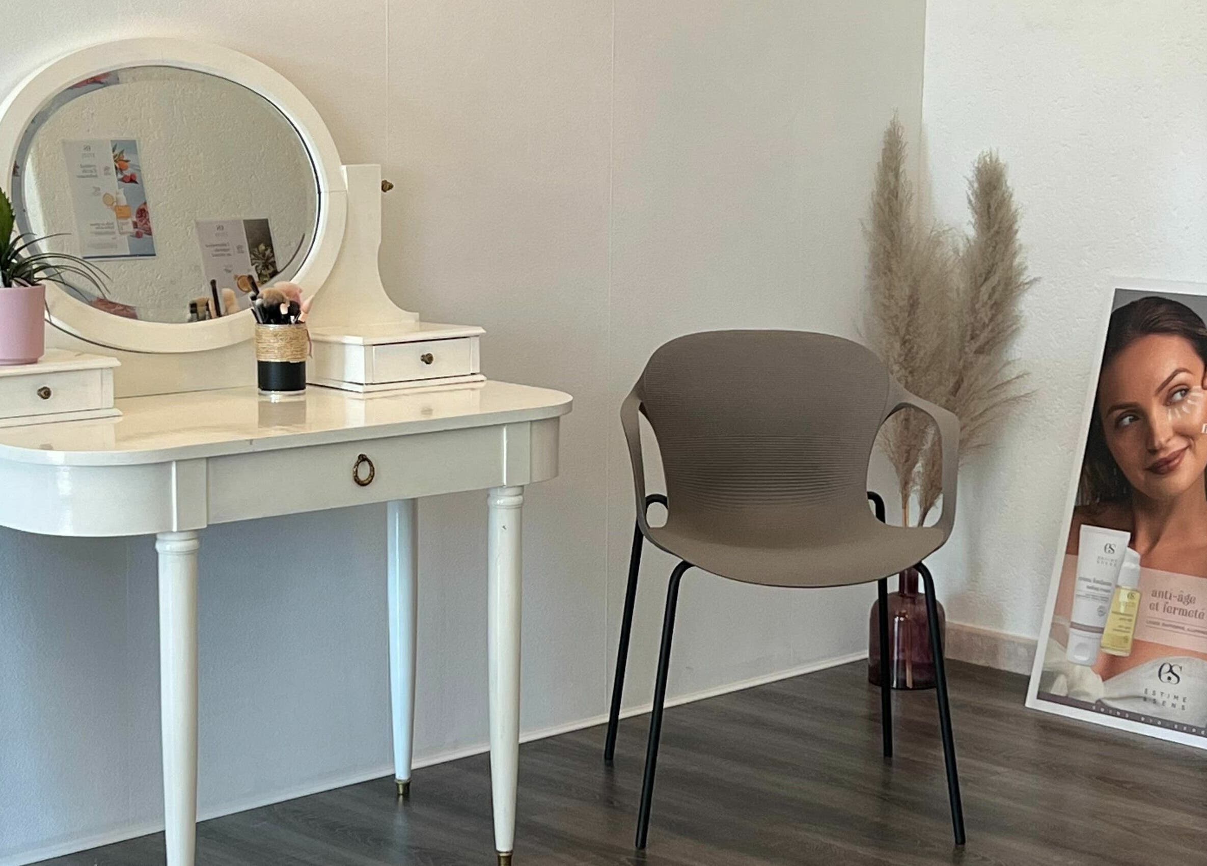 Table de maquillage élégante à L'Essentiel, Courroux, Jura, CH, créant une ambiance apaisante.