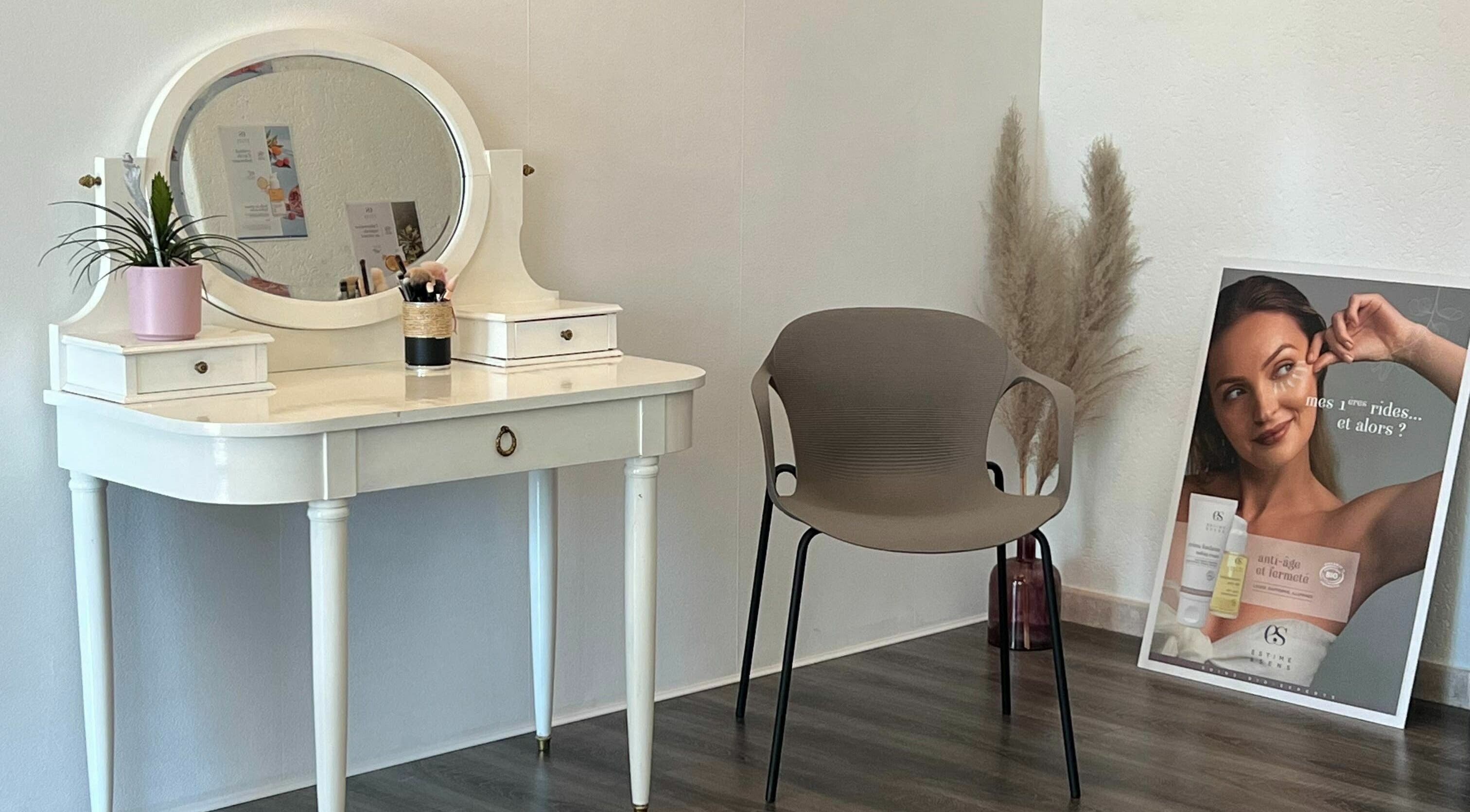 Table de maquillage élégante à L'Essentiel, Courroux, Jura, CH, créant une ambiance apaisante.