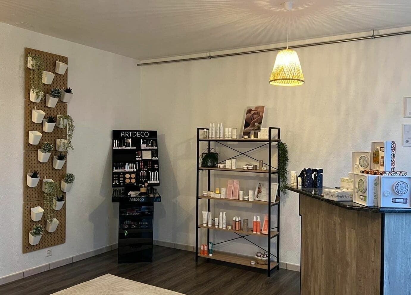 Intérieur élégant de L'Essentiel à Courroux, Jura, CH, avec produits de beauté et décor moderne.