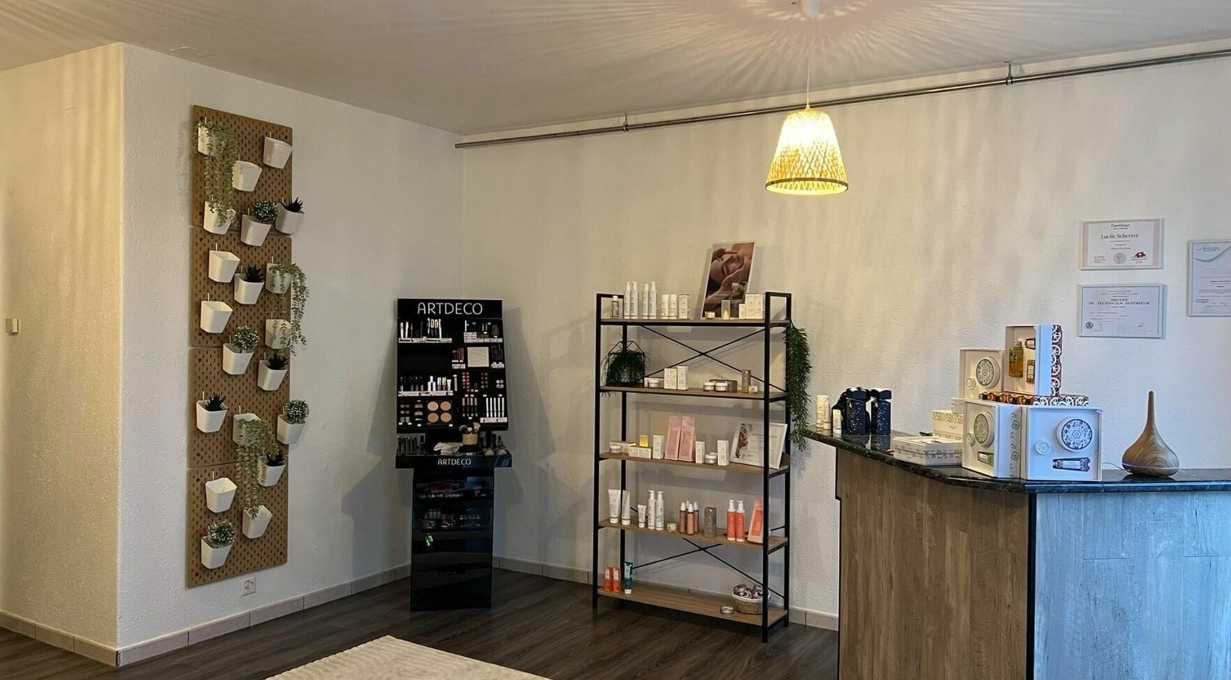 Intérieur élégant de L'Essentiel à Courroux, Jura, CH, avec produits de beauté et décor moderne.