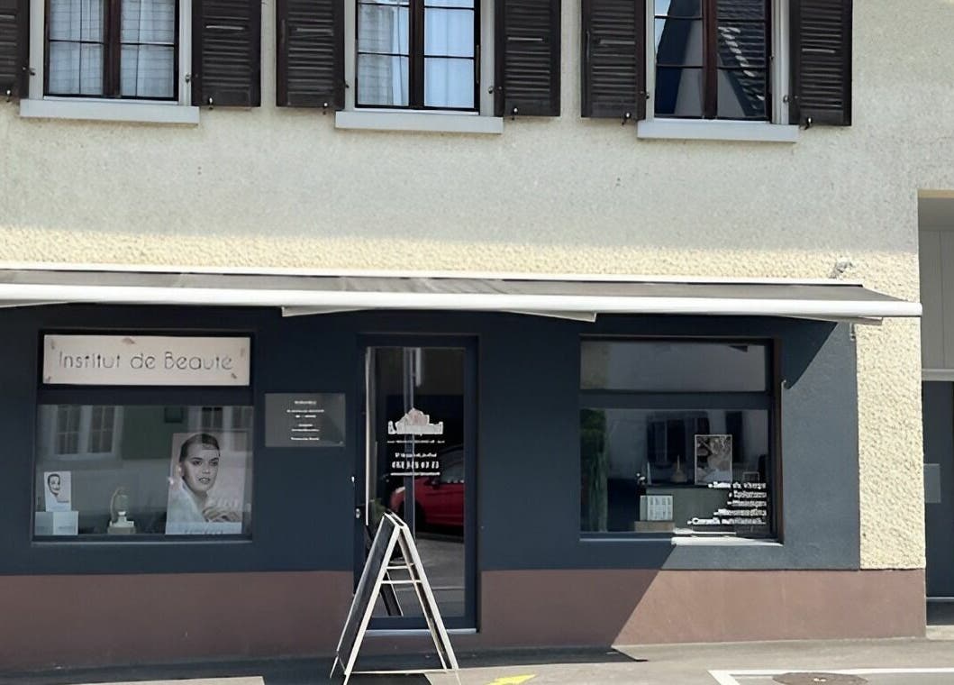 Devanture de L'Essentiel à Courroux, Jura, CH, institut de beauté moderne et accueillant.