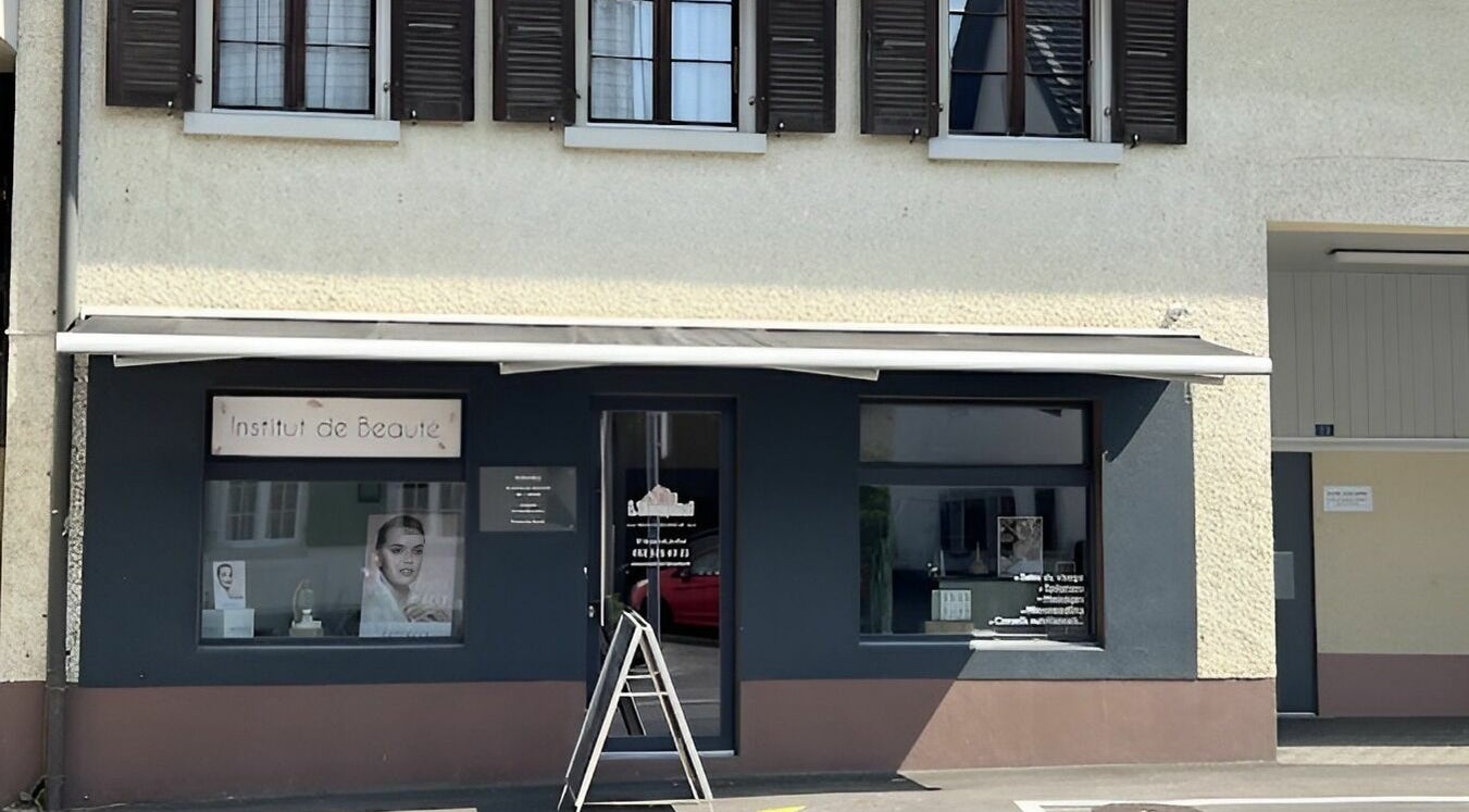 Devanture de L'Essentiel à Courroux, Jura, CH, institut de beauté moderne et accueillant.