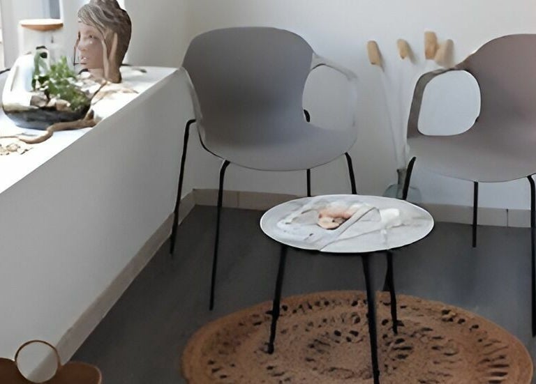 Espace détente moderne avec chaises design à L'Essentiel, Courroux, Jura, CH.