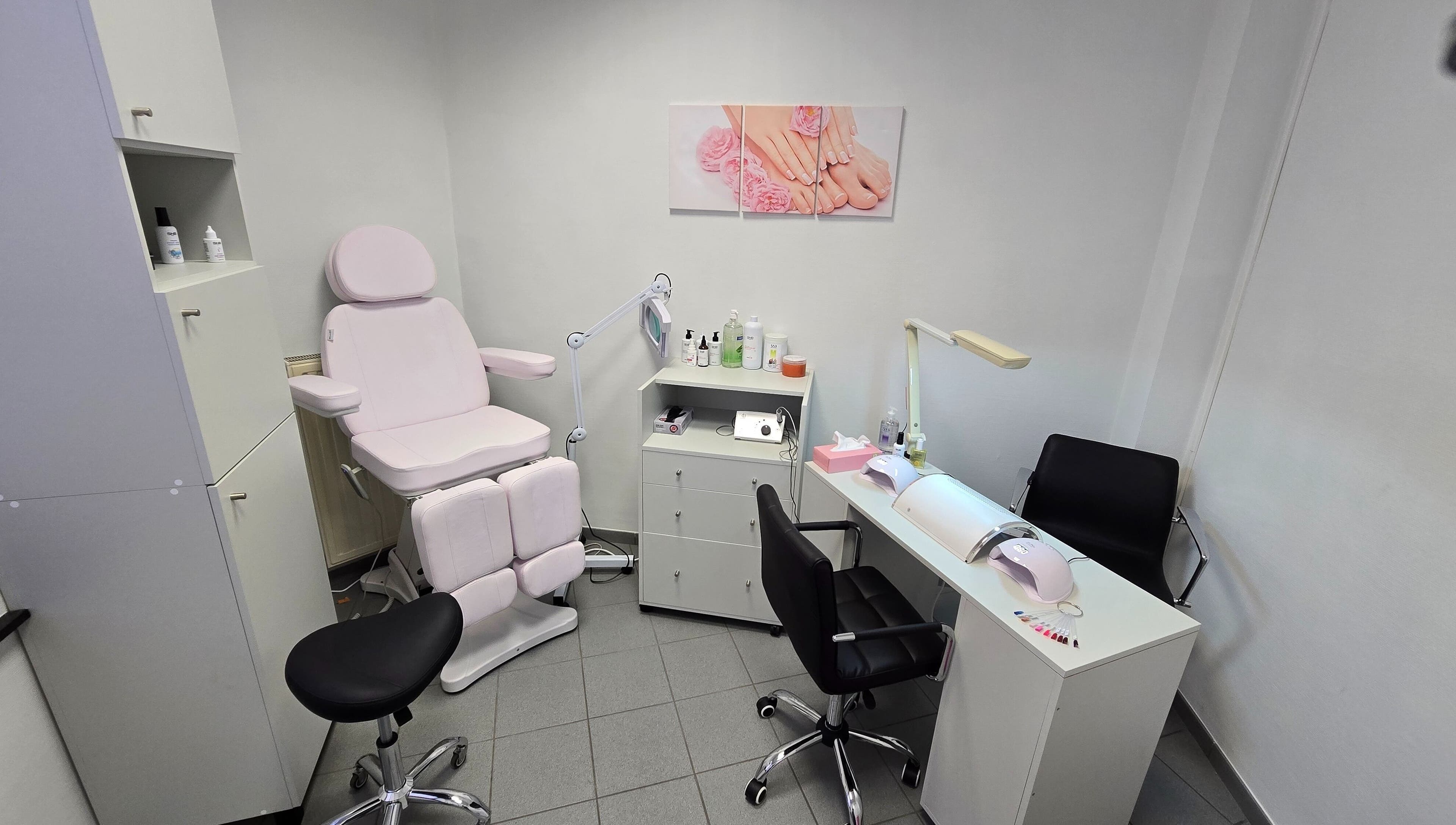 Salle de soins moderne chez Yuliyana Soins & Style à Gembloux, Région Wallonne, BE.