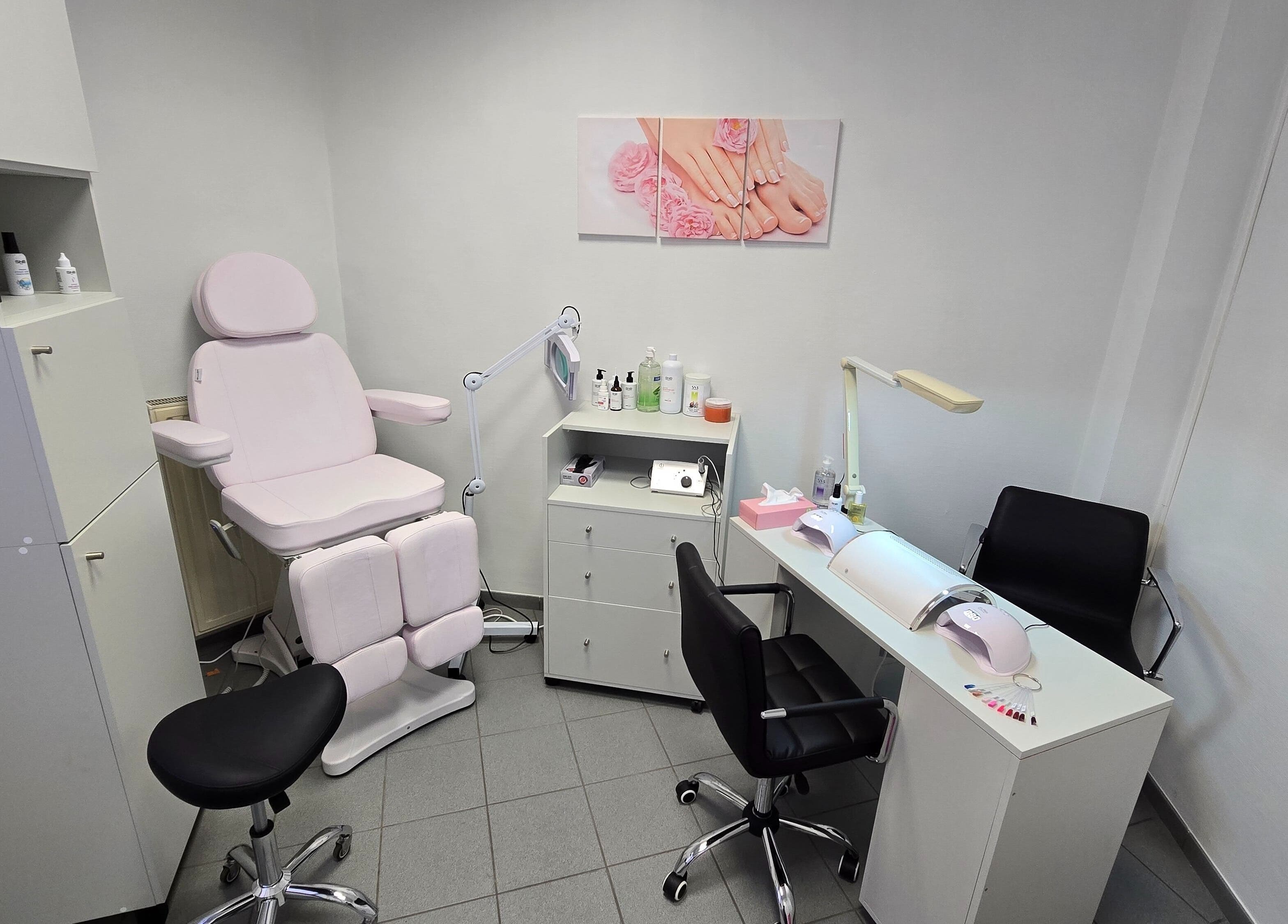 Salle de soins moderne chez Yuliyana Soins & Style à Gembloux, Région Wallonne, BE.