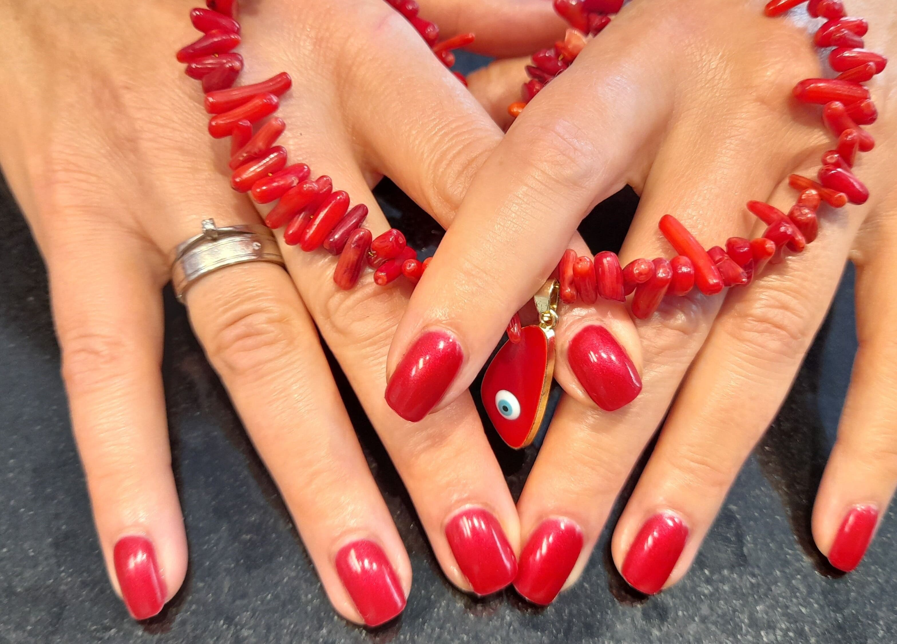 Manucure rouge éclatante à Yuliyana Soins & Style, Gembloux, Région Wallonne, BE.