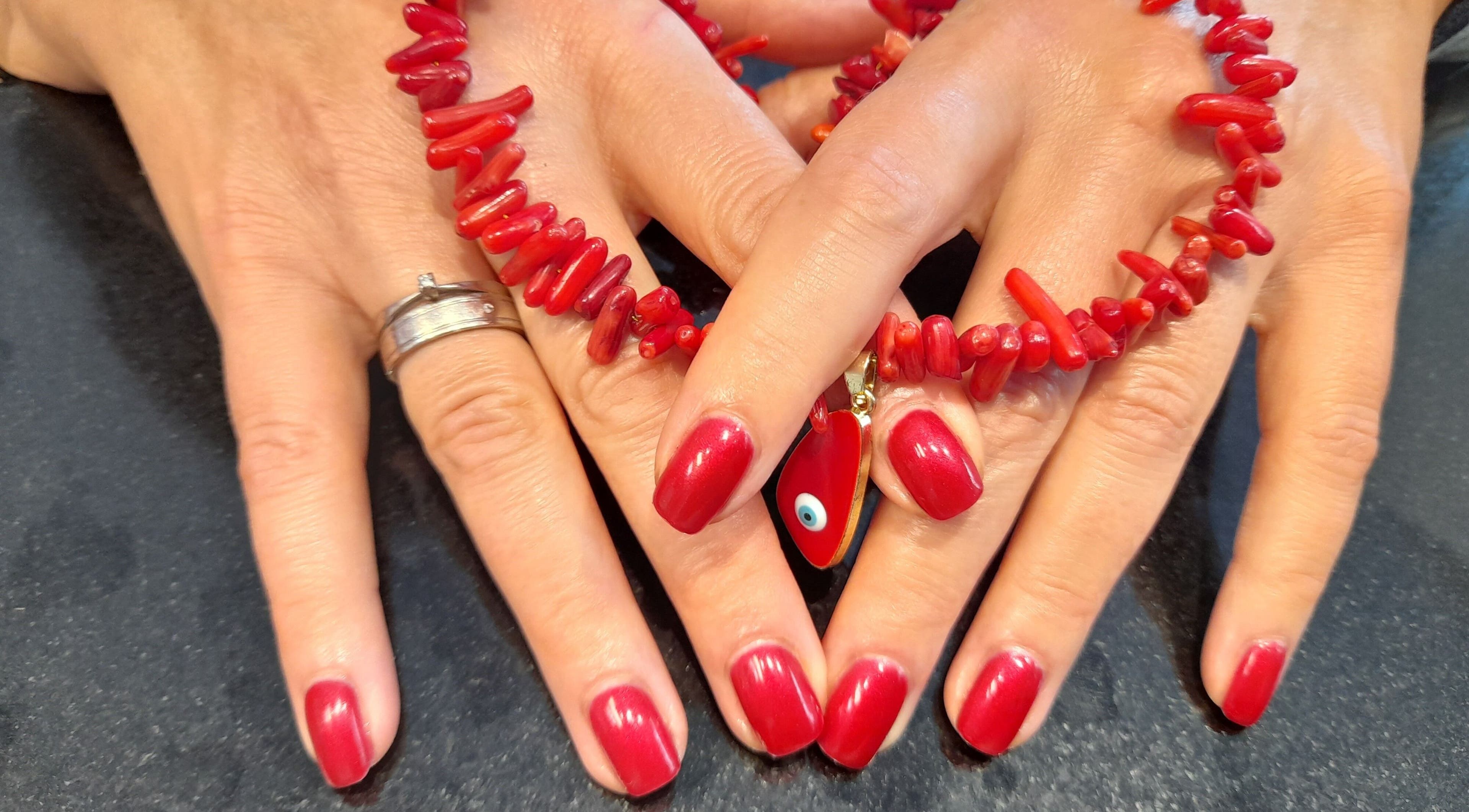 Manucure rouge éclatante à Yuliyana Soins & Style, Gembloux, Région Wallonne, BE.