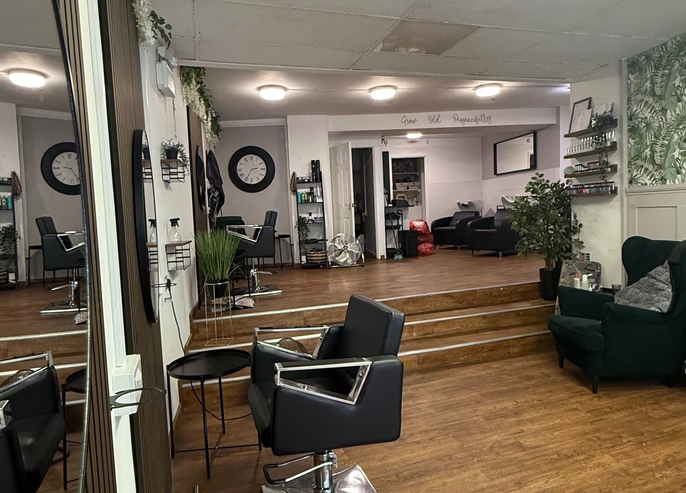 Interior of Keelys, a stylish beauty salon in Faringdon, England, GB with modern chairs and elegant decor.