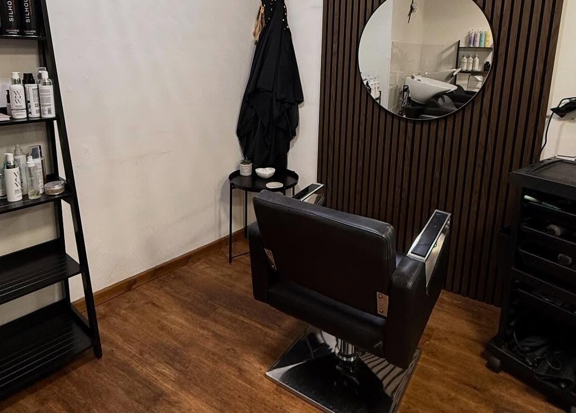 Keelys salon in Faringdon, England, GB with a sleek styling chair and mirror setup.