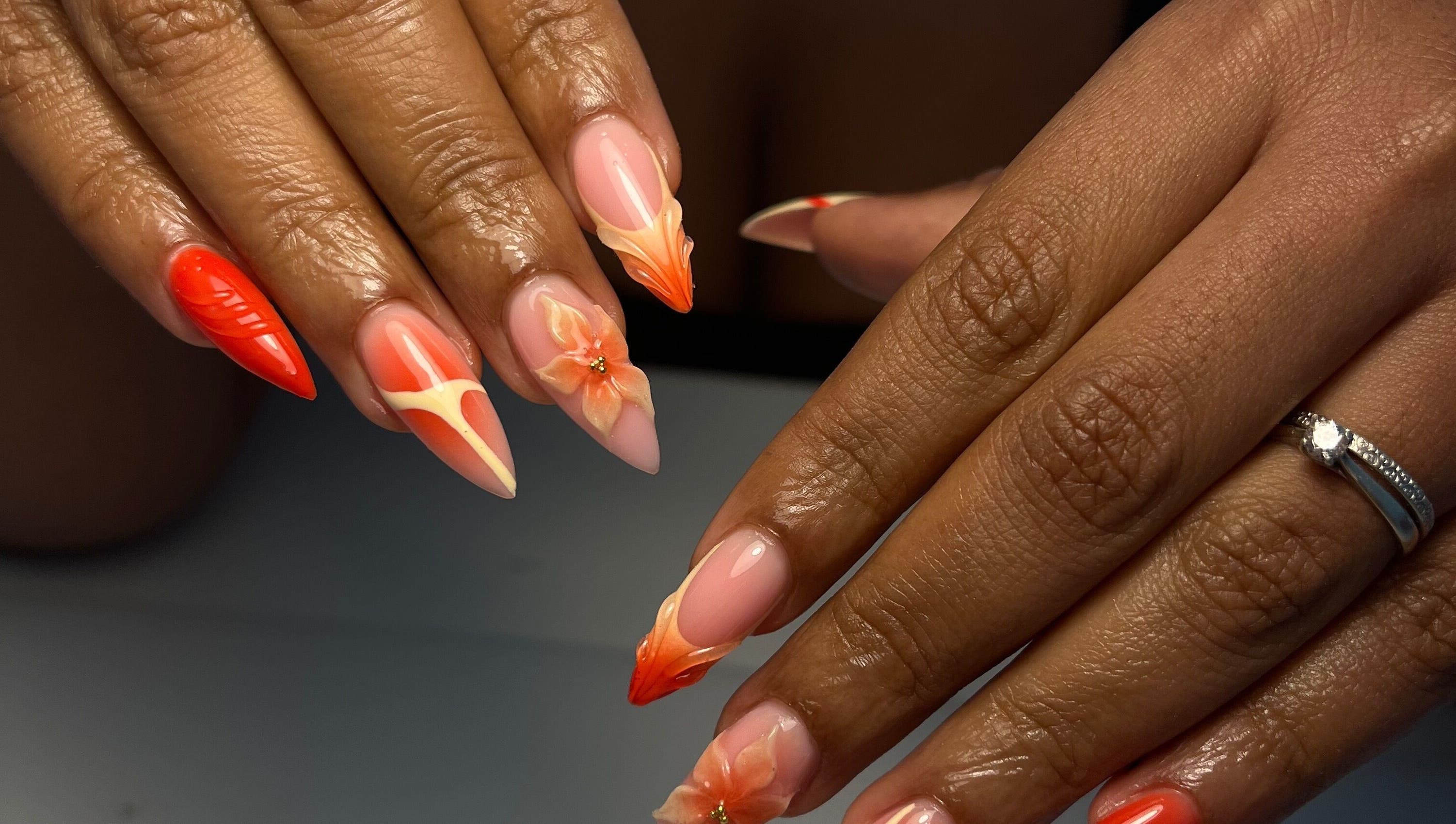 Manucure artistique avec fleurs au Estelle Studio, Montpellier, Occitanie, FR.