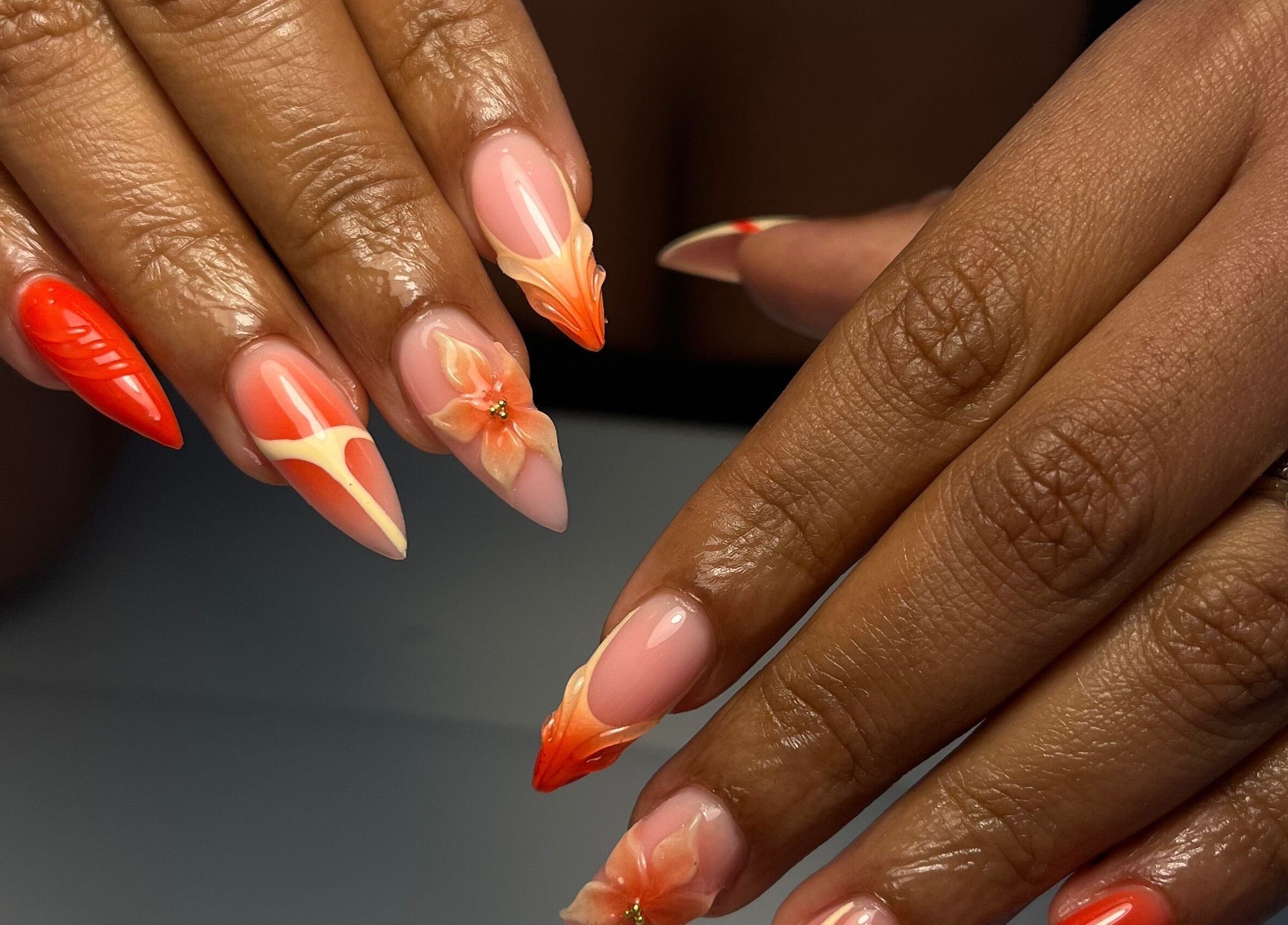 Manucure artistique avec fleurs au Estelle Studio, Montpellier, Occitanie, FR.