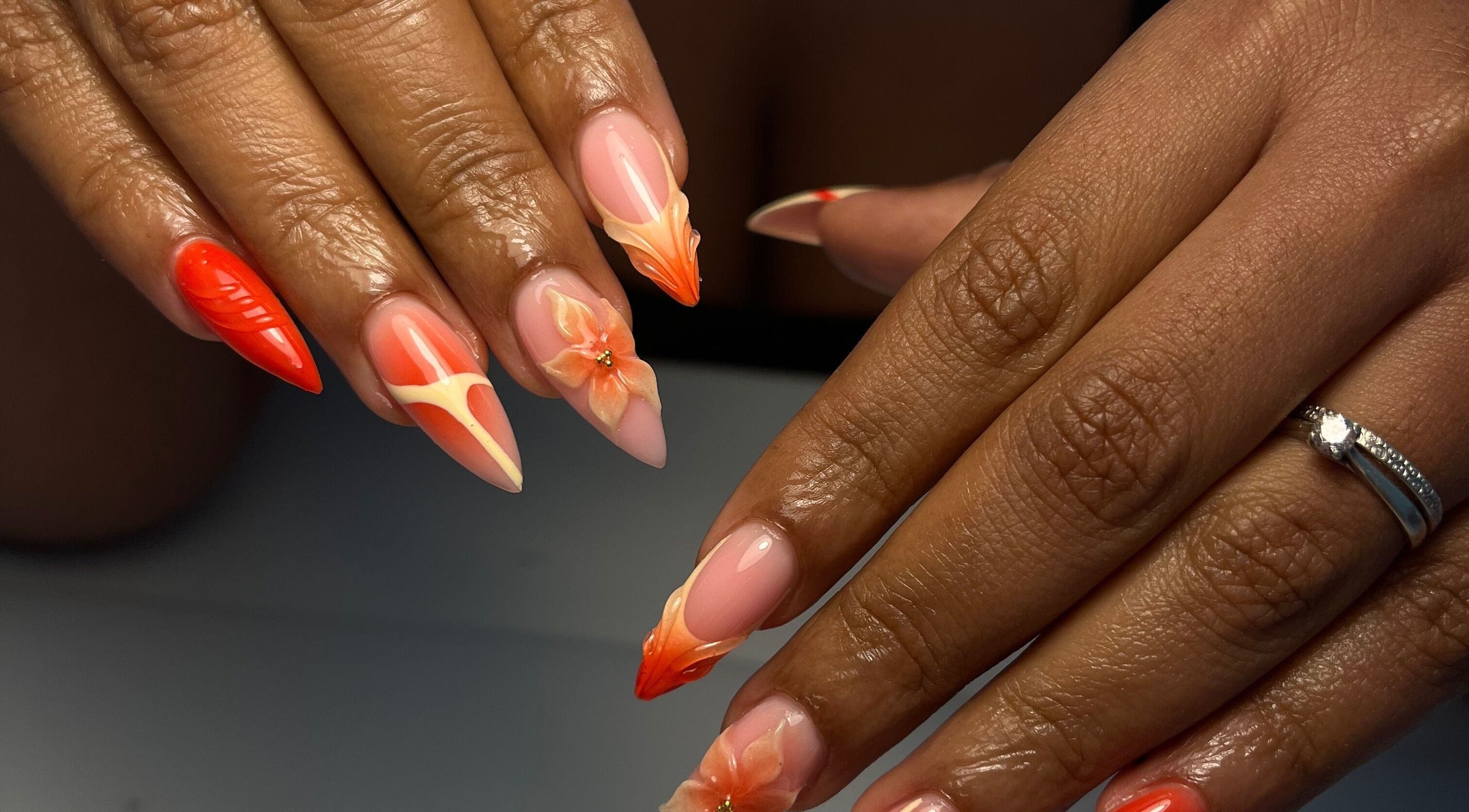 Manucure artistique avec fleurs au Estelle Studio, Montpellier, Occitanie, FR.