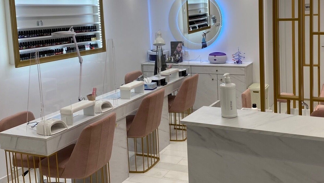 Εσωτερικό DIELLANAILS Beauty - Bar Glyfada, μοντέρνο σαλόνι νυχιών στη Γλυφάδα, GR.