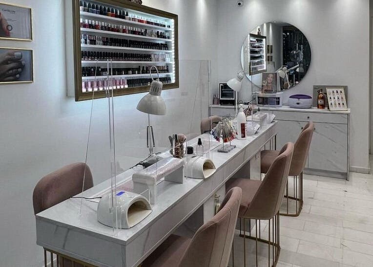 Κομψό εσωτερικό του DIELLANAILS Beauty - Bar Glyfada στο Glifada, GR με σχεδιασμένο χώρο μανικιούρ.
