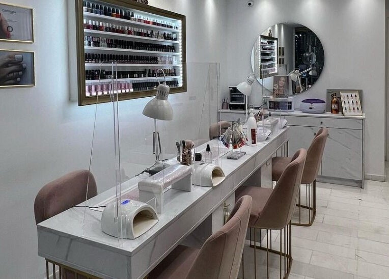 Κομψό εσωτερικό του DIELLANAILS Beauty - Bar Glyfada στο Glifada, GR με σχεδιασμένο χώρο μανικιούρ.