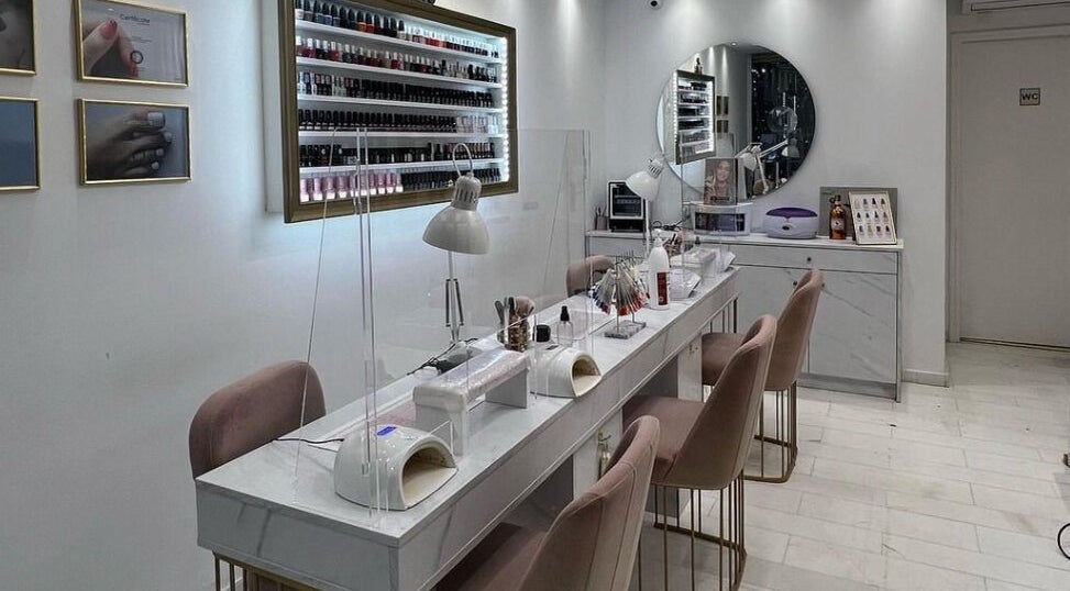 Κομψό εσωτερικό του DIELLANAILS Beauty - Bar Glyfada στο Glifada, GR με σχεδιασμένο χώρο μανικιούρ.