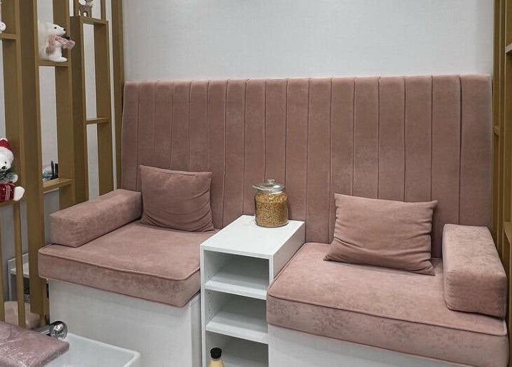 Λεπτομέρεια καθιστικού στο DIELLANAILS Beauty - Bar Glyfada, Glifada, GR με κομψούς ροζ καναπέδες.