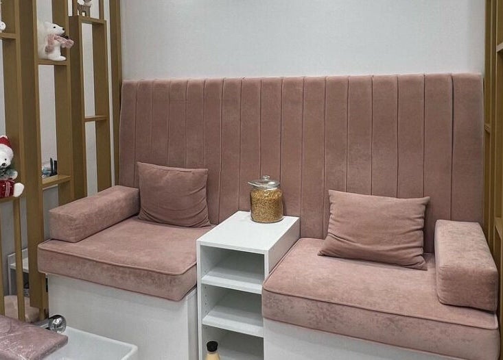 Λεπτομέρεια καθιστικού στο DIELLANAILS Beauty - Bar Glyfada, Glifada, GR με κομψούς ροζ καναπέδες.