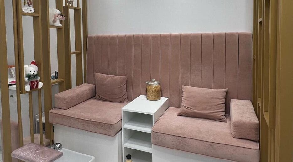 Λεπτομέρεια καθιστικού στο DIELLANAILS Beauty - Bar Glyfada, Glifada, GR με κομψούς ροζ καναπέδες.