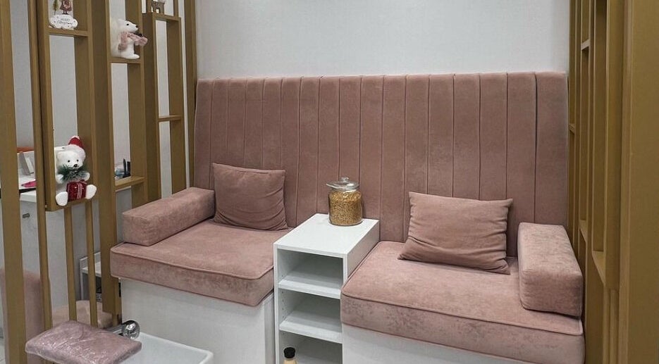 Λεπτομέρεια καθιστικού στο DIELLANAILS Beauty - Bar Glyfada, Glifada, GR με κομψούς ροζ καναπέδες.