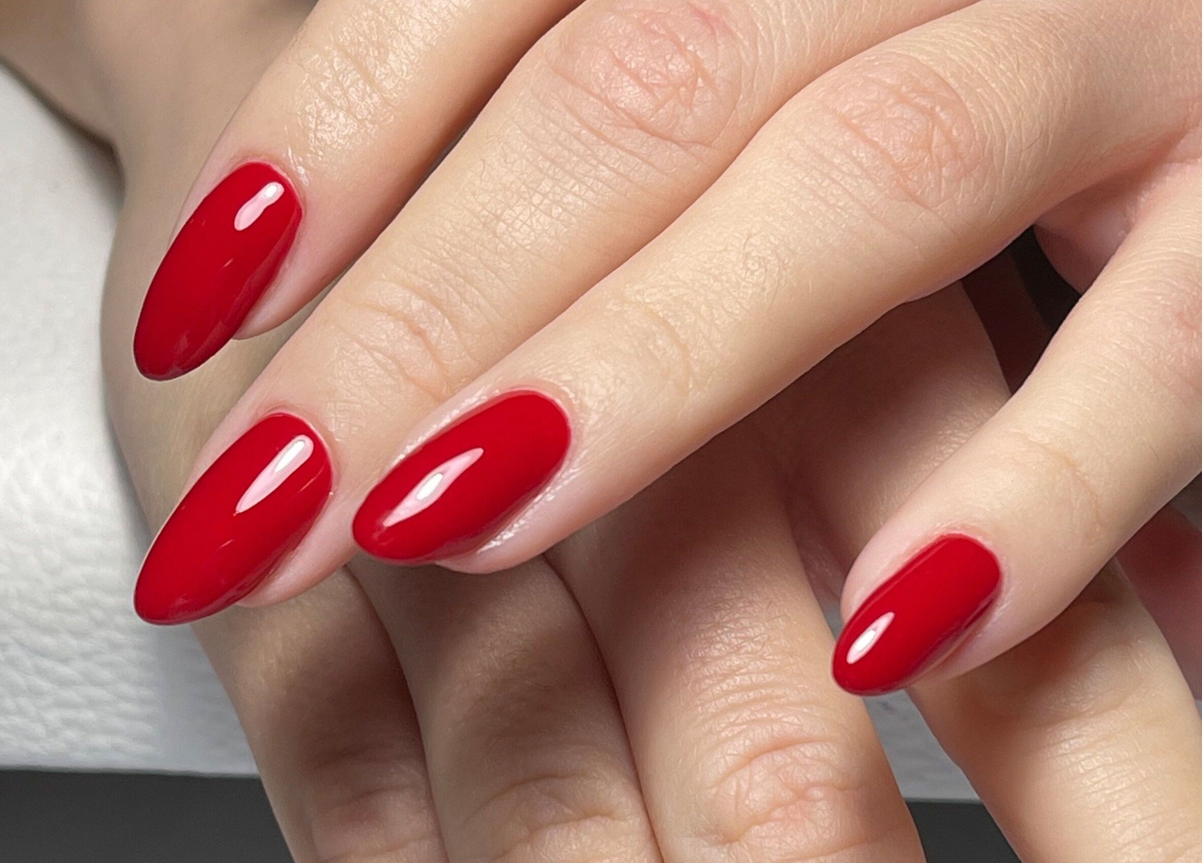 Καλοσχεδιασμένα κόκκινα νύχια στο DIELLANAILS Beauty - Bar Glyfada, Glifada, GR.