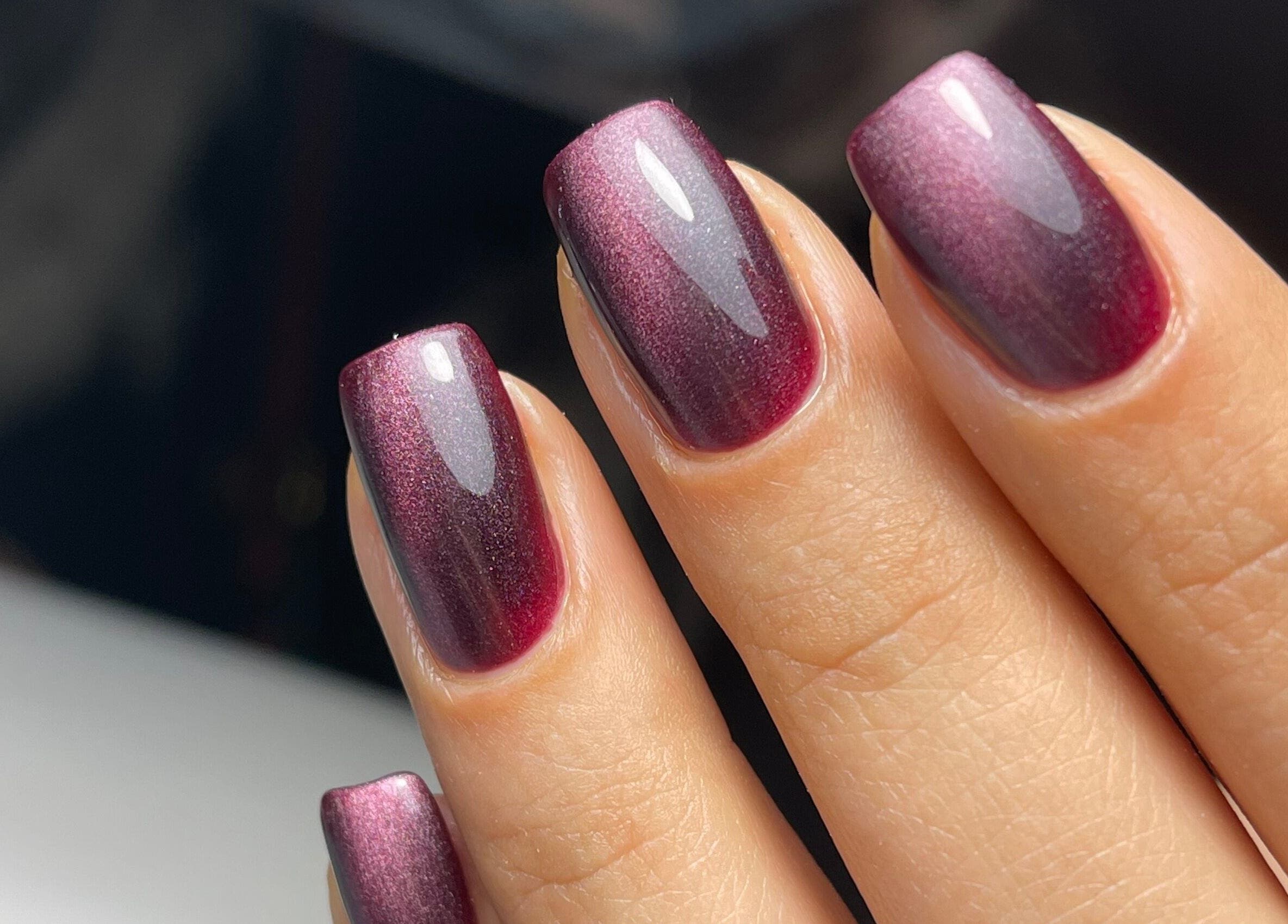 Κομψά νύχια σε μωβ απόχρωση από το DIELLANAILS Beauty - Bar Glyfada, Glifada, GR.