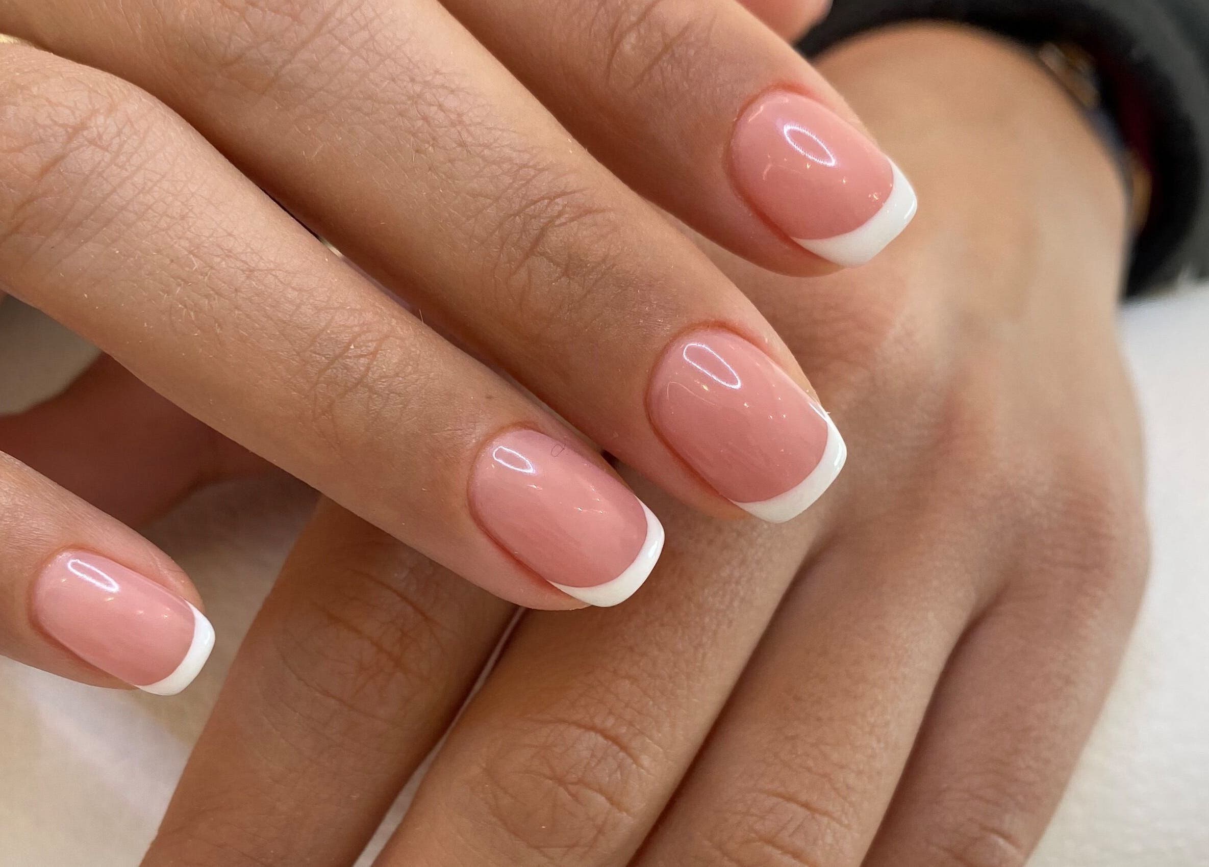 Κομψό γαλλικό μανικιούρ στο DIELLANAILS Beauty - Bar Glyfada, Glifada, GR.