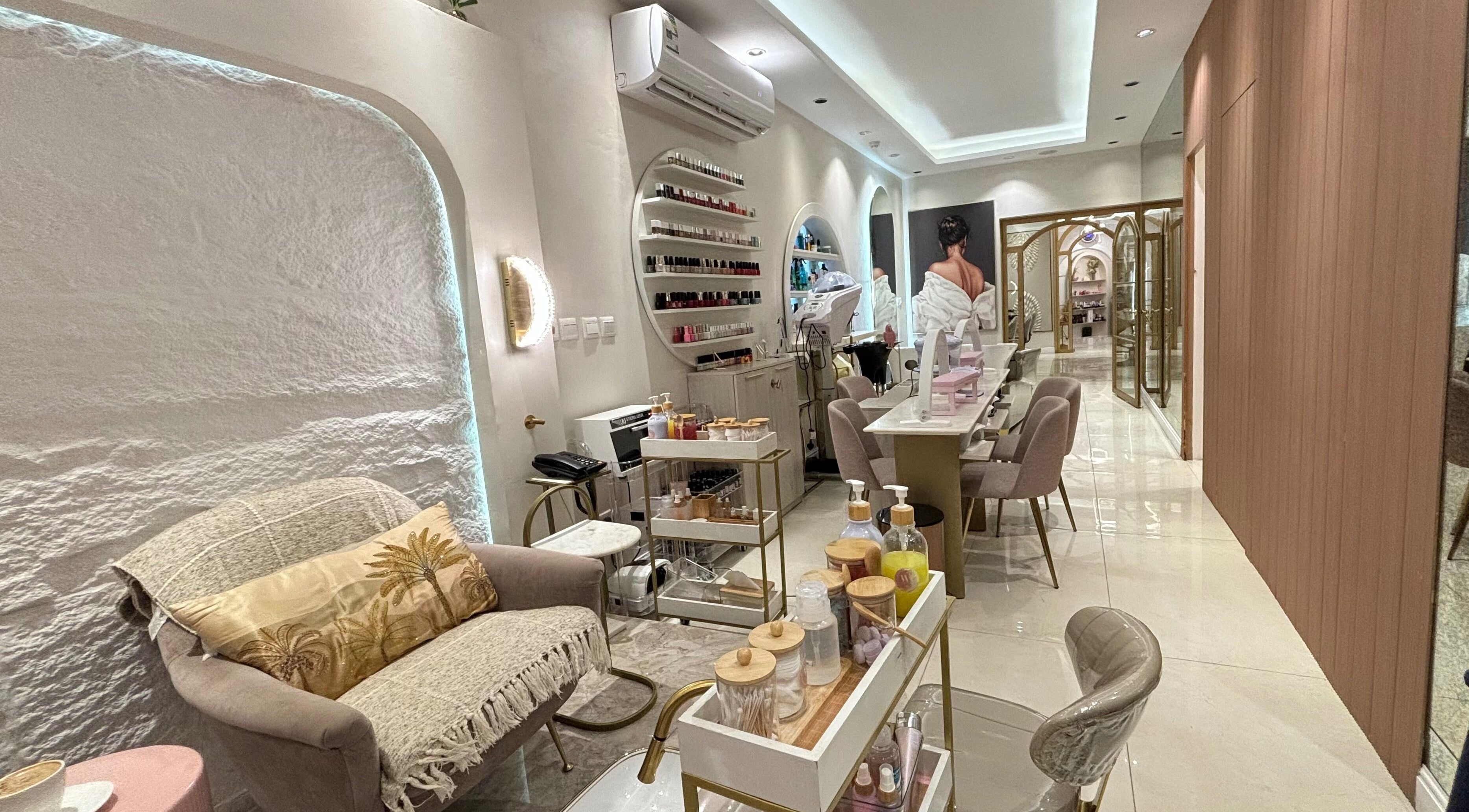 Chic interior of Wafaa Altamayoz beauty salon in Jeddah, Makkah Province, SA, featuring stylish seating and nail products.