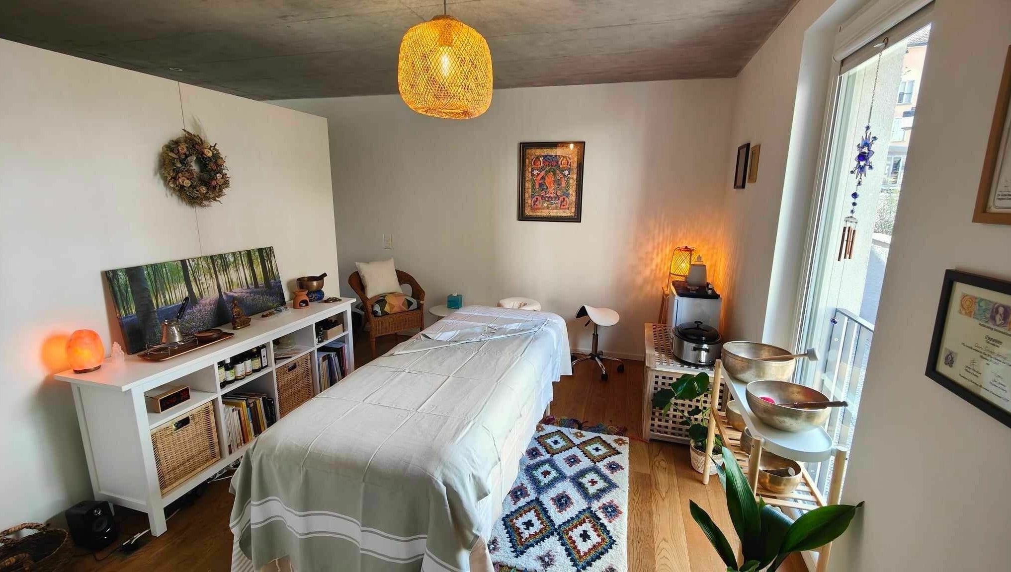 Tranquil room at Studio Mudita Locarno - Massaggio Avanzato, showcasing serene massage bed and decor in Locarno, Ticino, CH.