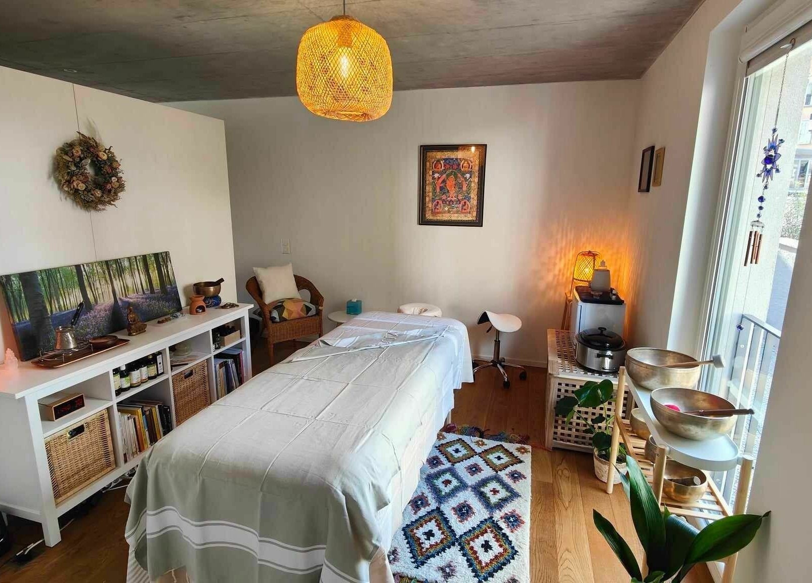 Tranquil room at Studio Mudita Locarno - Massaggio Avanzato, showcasing serene massage bed and decor in Locarno, Ticino, CH.