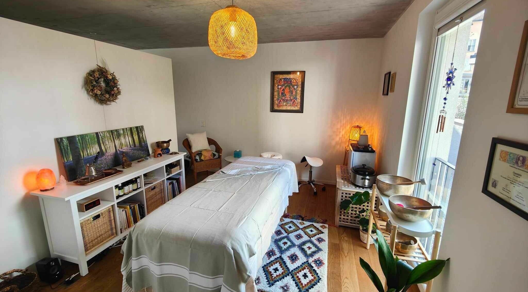 Tranquil room at Studio Mudita Locarno - Massaggio Avanzato, showcasing serene massage bed and decor in Locarno, Ticino, CH.