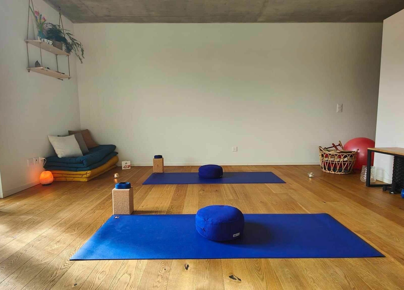 Tranquil yoga space at Studio Mudita Locarno offering holistic therapies in Locarno, Ticino, CH.