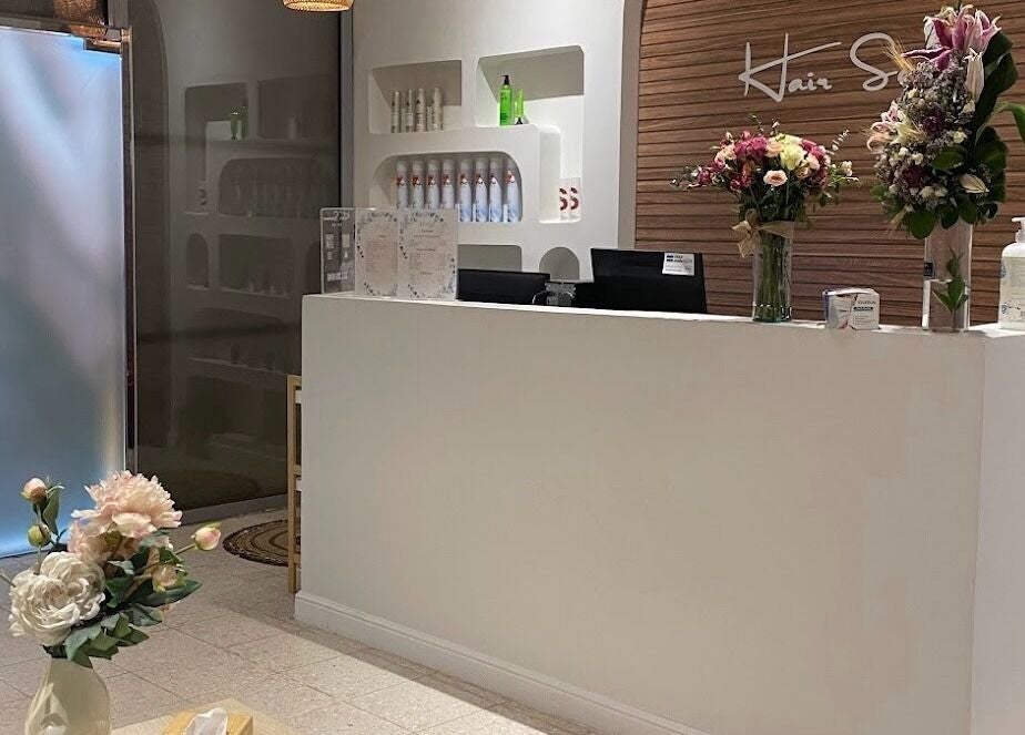 Reception area at Hair Seasons, الرياض, منطقة الرياض, SA with elegant decor and floral arrangements.