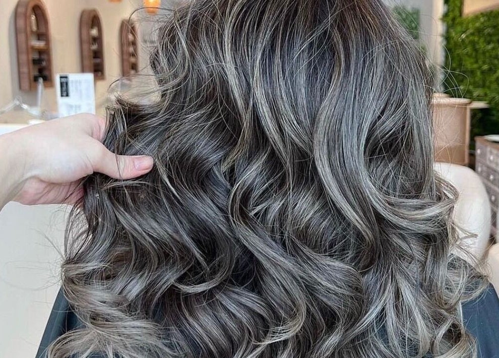 Gorgeous wavy hairstyle at Hair Seasons, الرياض, منطقة الرياض, SA. Perfect for a stylish transformation.