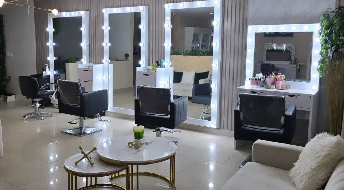 Espejos con luces y estaciones elegantes de Xolovic Beauty Studio, San Pedro Sula, Cortés Department, HN.