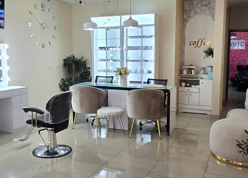 Interior moderno de Xolovic Beauty Studio en San Pedro Sula, Cortés Department, HN con tocador y sala de espera.