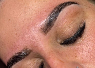 Perfectly shaped eyebrows at ES Lash and Beauty, Kidderminster, England, GB. Enhancing natural beauty.