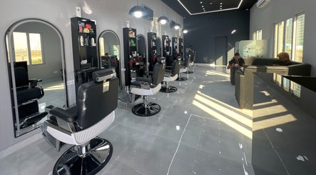 Modern barber chairs and mirrors at Barb Bros, Dubai, Dubai, AE with stylish interior design.