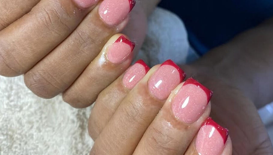 Manicura francesa en rojo brillante en Eddy Nails & Quiropedia, Santo Domingo, Distrito Nacional, DO.