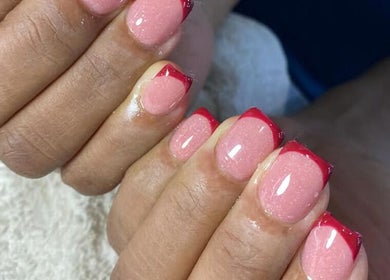 Manicura francesa en rojo brillante en Eddy Nails & Quiropedia, Santo Domingo, Distrito Nacional, DO.