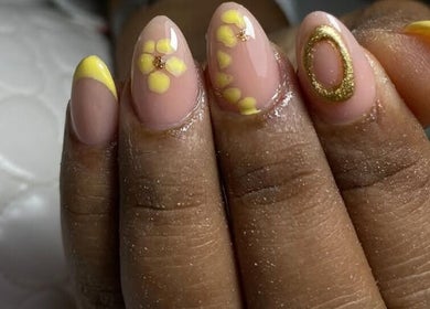 Diseño de uñas florales en Eddy Nails & Quiropedia, Santo Domingo, Distrito Nacional, DO.